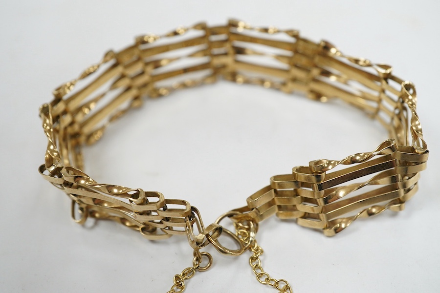 A modern 9ct gold gate link bracelet, 16cm, 7.7 grams. Condition - fair